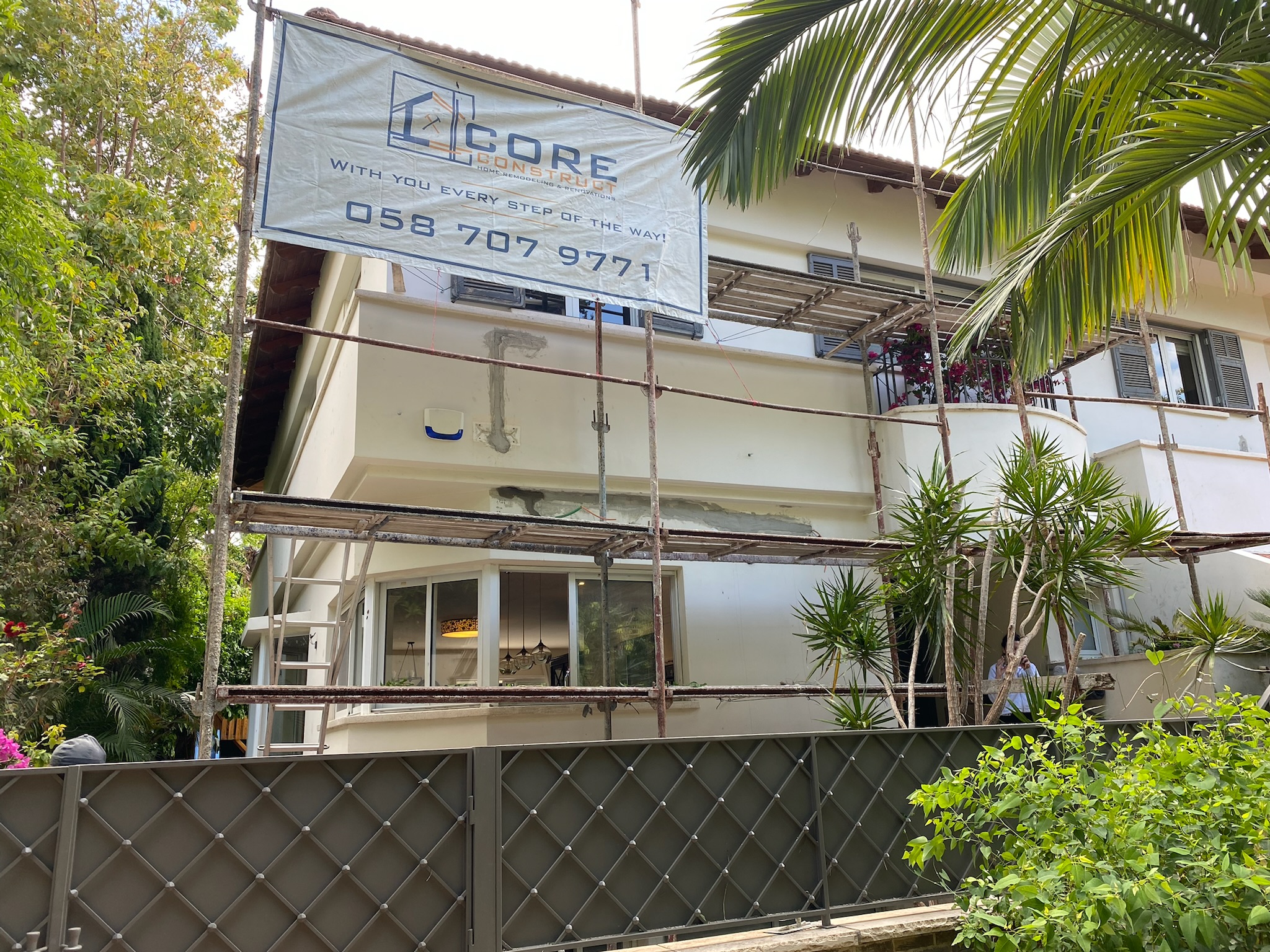 צוות קור קונסטרקט עובד על פרויקט שיפוץ בירושלים