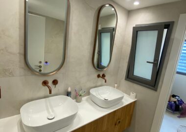 שיפוץ חדר רחצה מודרני במודיעין | עיצוב רענן ופונקציונלי