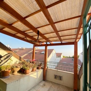#pergola built over a cozy balcony
☀️🌲🏠